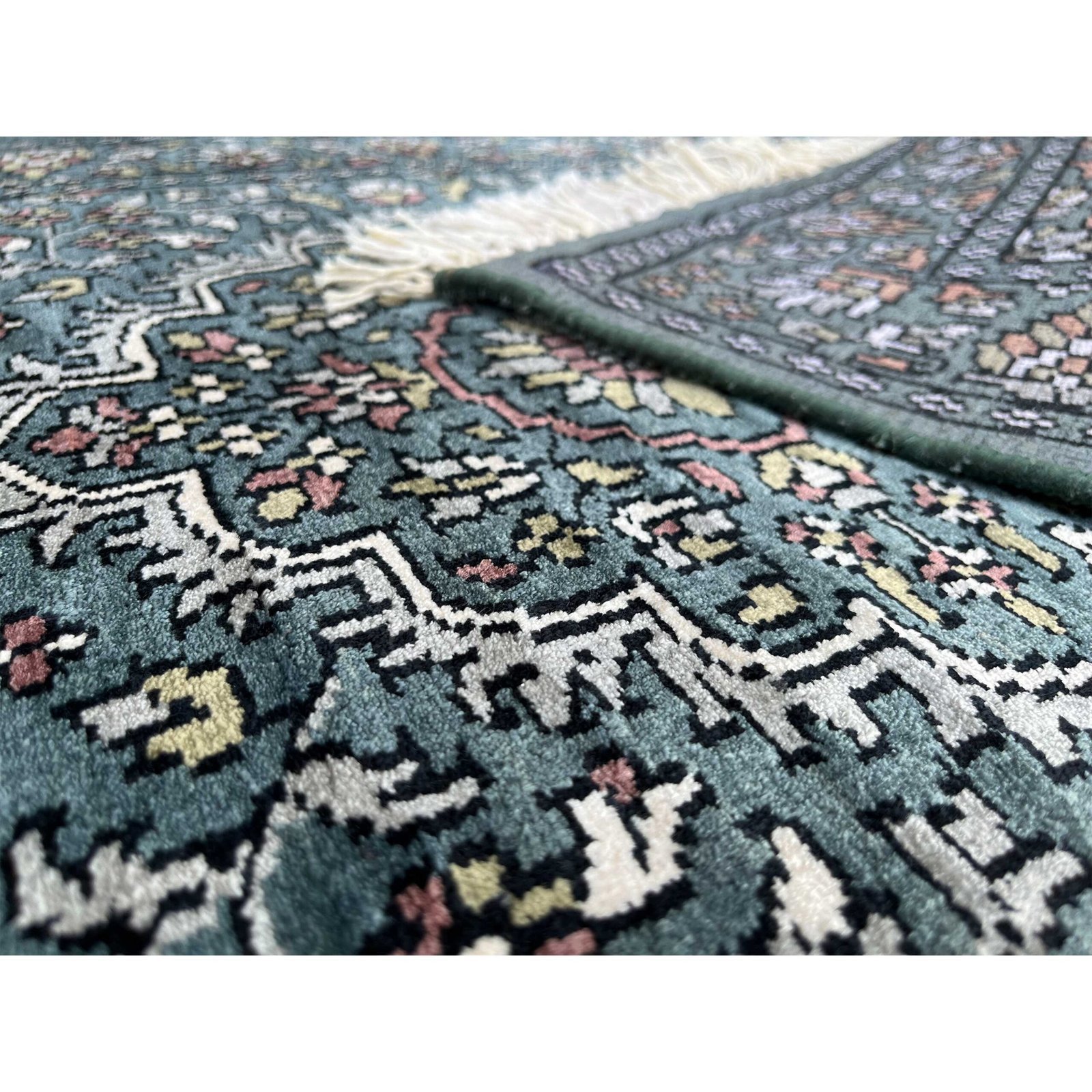2.5x4 feet Hand Knotted Bamboo Silk Rug Indopersian Overall Gray - Image 4